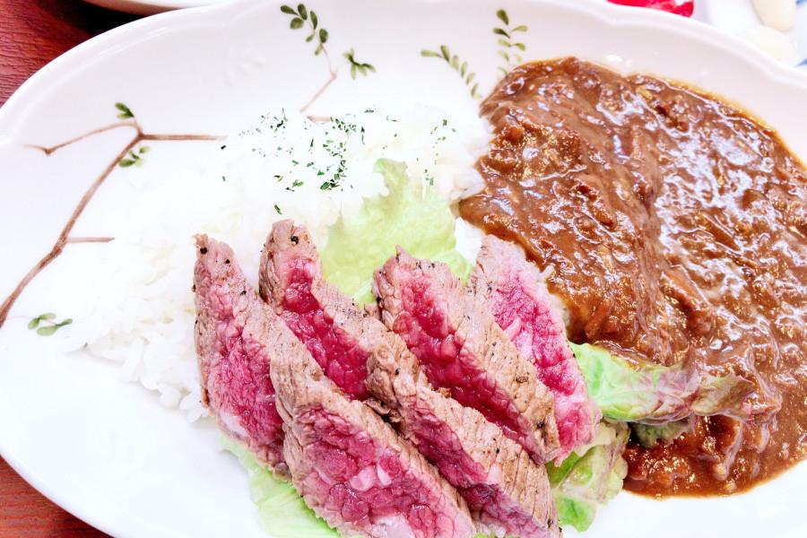 ボリューム満点で男性からの人気が高い「あか牛ステーキカレーセット」