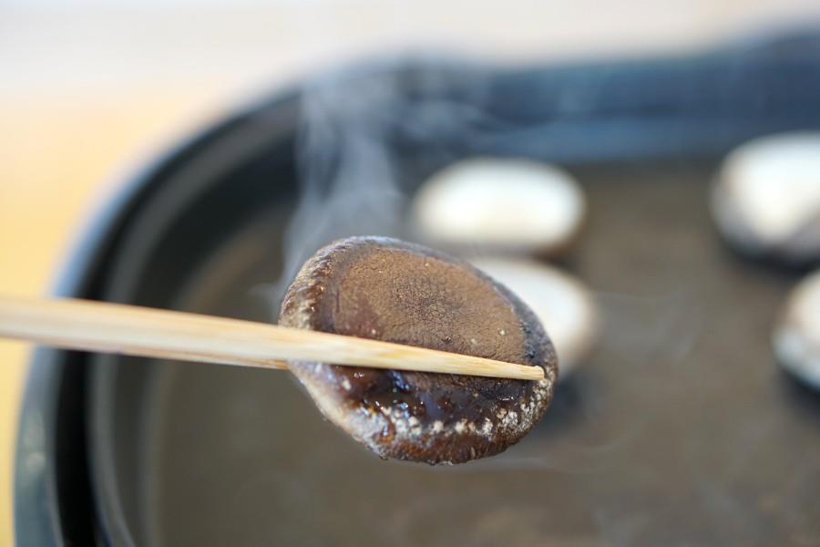 ほどよく焼きあがる採れたてのしいたけ