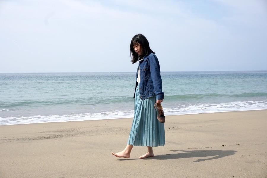 裸足で歩きたくなるほどきれいな砂浜が。美しい海辺の景色に癒されて。