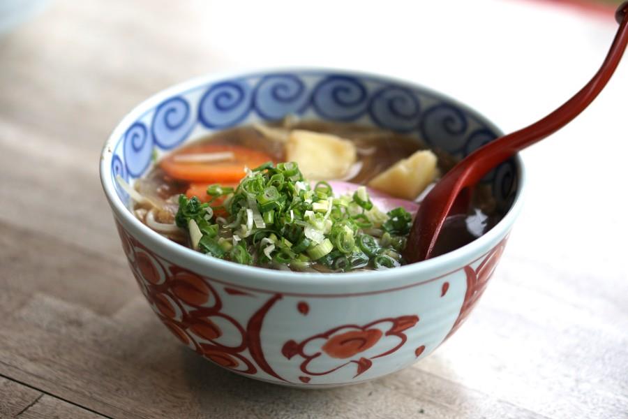 「地獄煮そうめん しょうゆ味（500円／税込）」は、にんじん、ごぼう、白菜、玉ねぎ、もやし、じゃがいもなど地元の野菜をふんだんに使用したのじげ料理（地元料理）。優しい家庭の味です。