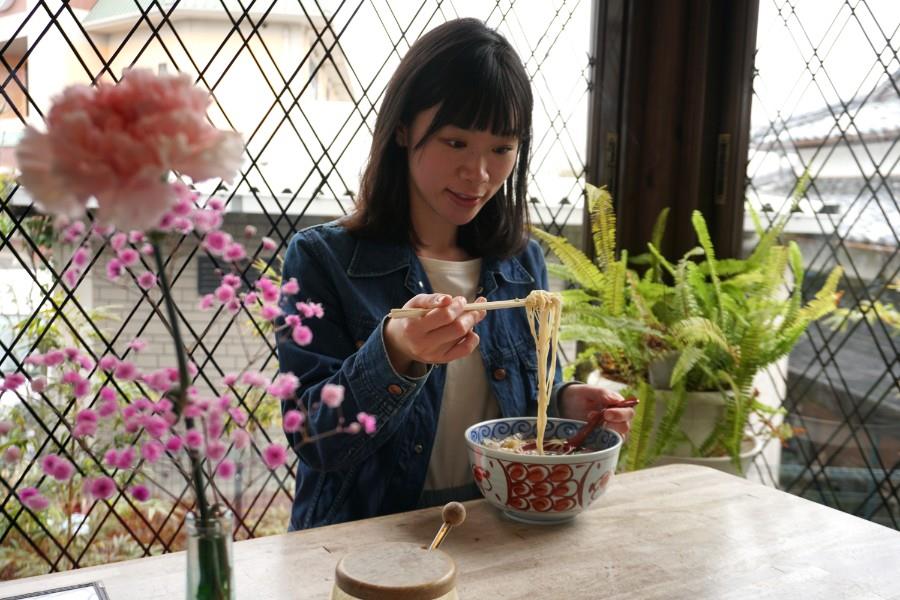 広々とした店内では、約30種類ものそうめん料理が楽しめます。冷たいものだけでなく温かいメニューもあり、寒い冬の時期でもおいしくいただけます。