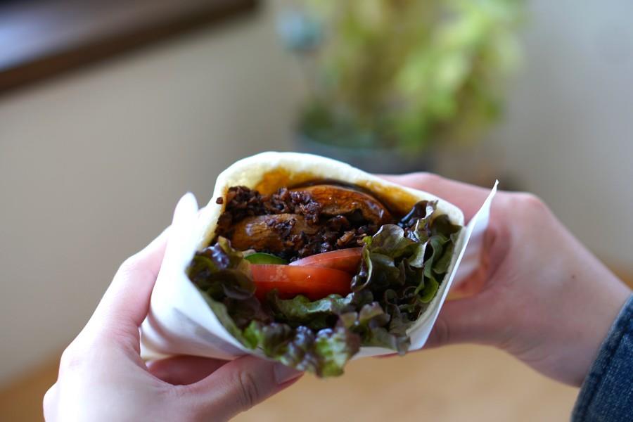 敷地内の直売所「みなんめキッチン」では、しいたけをふんだんに使用したオリジナルのフードメニューも楽しめます。しいたけのうま味がぎゅっと詰まった「まるごとしいたけバーガー（450円／税込）」は、ヘルシーでボリュームたっぷりの一品です。