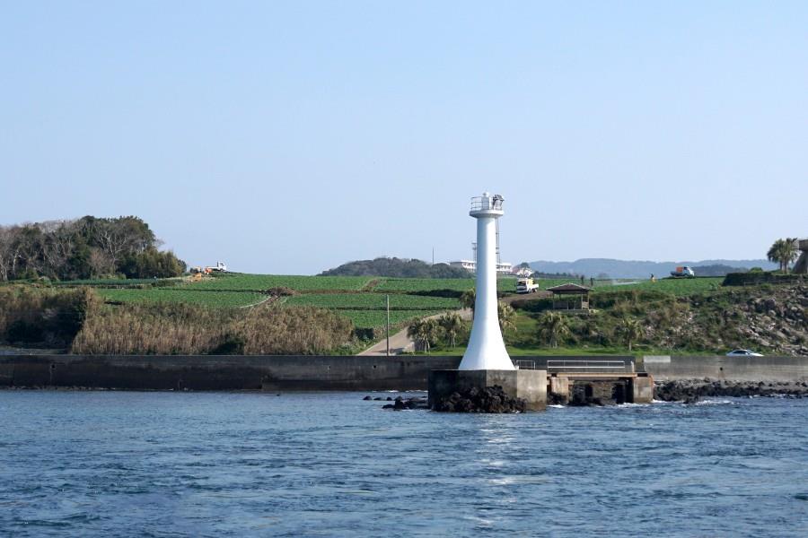 瀬詰崎（せづめざき）灯台は、島原半島南端に位置する灯台。3～6月の大潮時には、直径20メートルの雄大なうず潮が見られるそう。