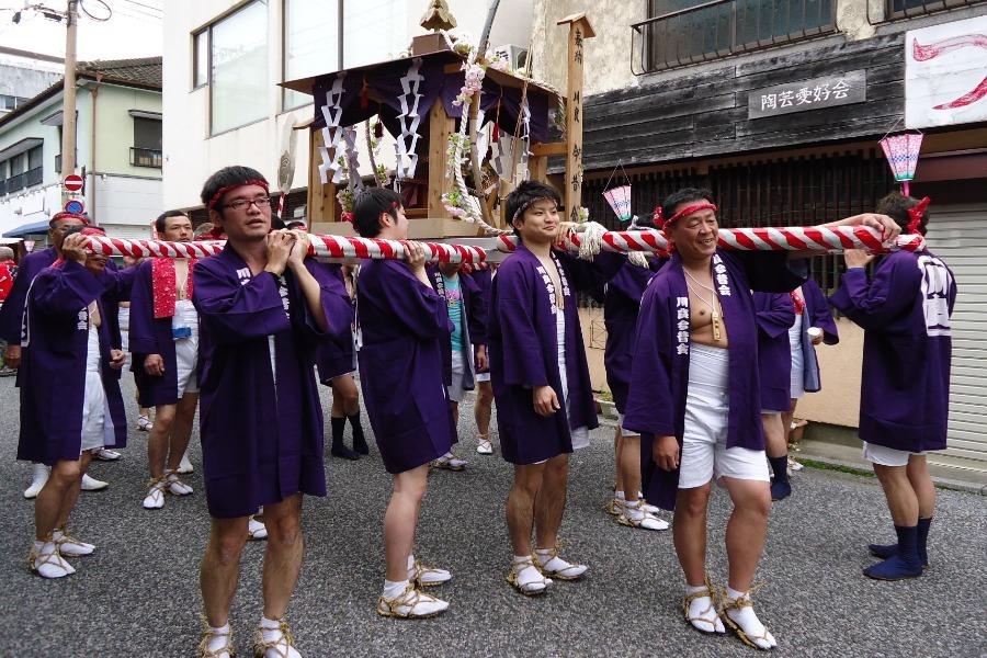 ▲前夜祭の「宵まつり」では、柄崎太鼓を皮切りに宵みこしが街を練り歩く ▲前夜祭の「宵まつり」では、柄崎太鼓を皮切りに宵みこしが街を練り歩く