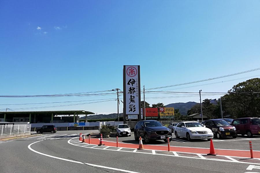 大きな看板が店舗の目印です 大きな看板が店舗の目印です