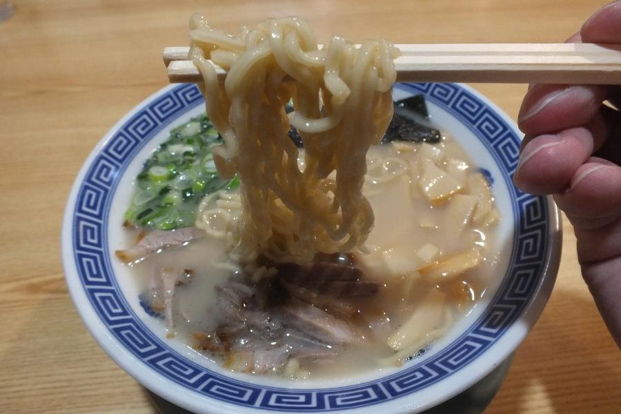 麺は太めのちぢれ麺 麺は太めのちぢれ麺