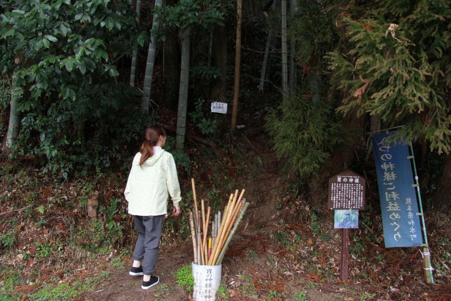 「金栗四三ロード」の道中には、神社が6つ点在しています。傾斜のある山を5分ほど登った場所に祀られているのが”胃の神様”です