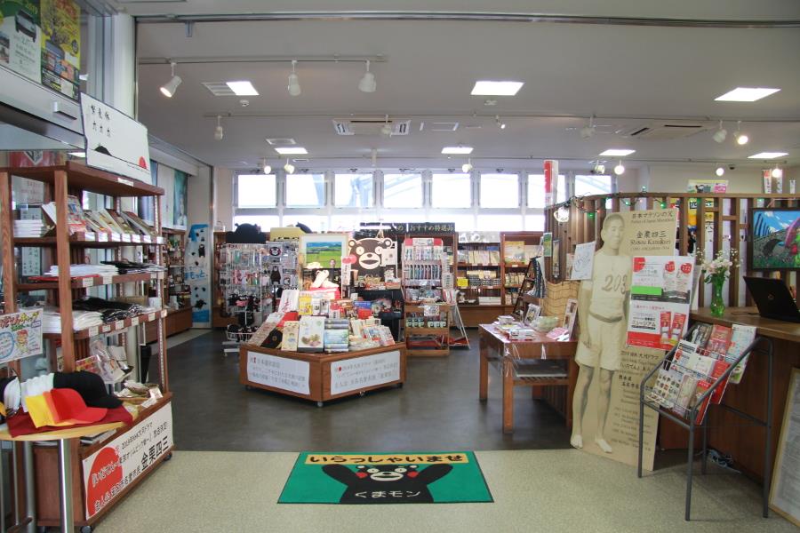 新玉名駅内にある「観光ほっとプラザたまララ」では、熊本県北のお土産を販売しています。玉名地域をはじめとする熊本県北地域の観光に困ったときに立ち寄るのもおすすめです