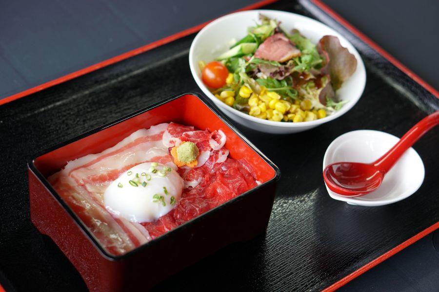 「花びら馬刺し丼（1458円／税込）」