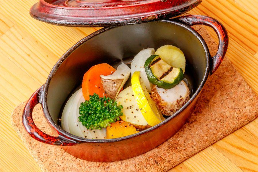 見た目にも可愛いココット鍋では地元小国産の有機野菜を味わえます