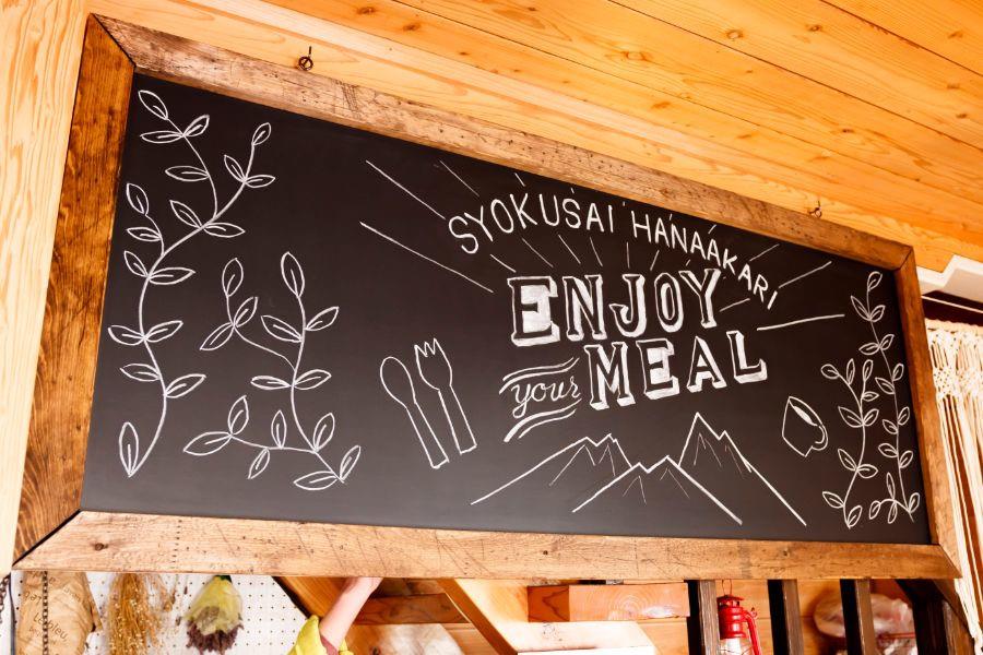 アート感のある装飾が店内をスタイルのある雰囲気に