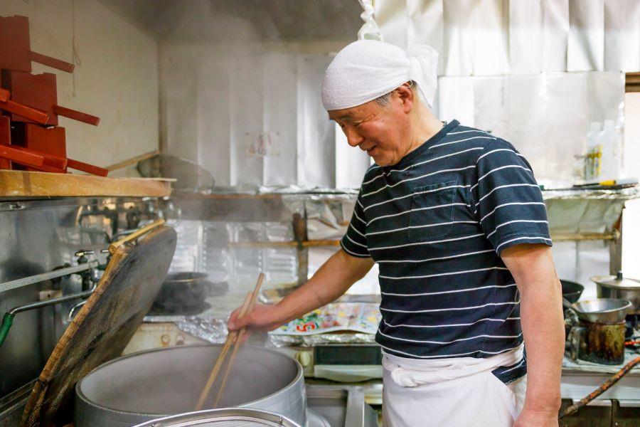 自家挽き、手打ちのこだわりそばを提供するご主人