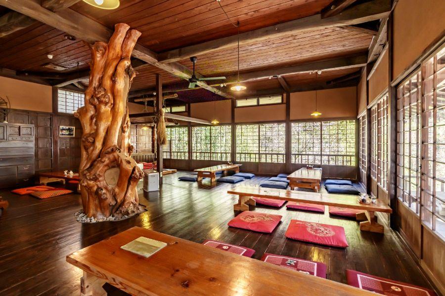 一面の窓から明るい日差しが差し込む。自然の眺めも美しい