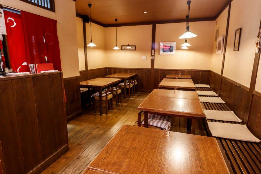 窓の外に温泉街を眺め、和の風情をのんびりと楽しめる店内