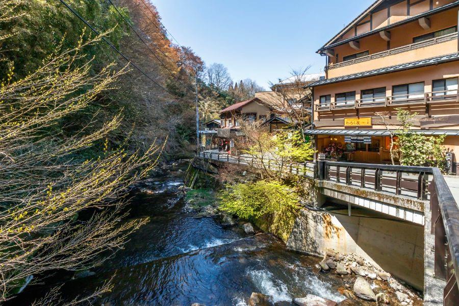 湯けむり情緒溢れる「川端通り」にはお土産屋や飲食店が立ち並びます