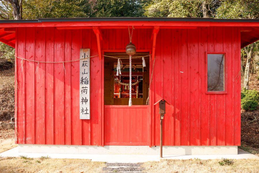 拝殿の壁には、神殿側から外へ貫くように、中空があります