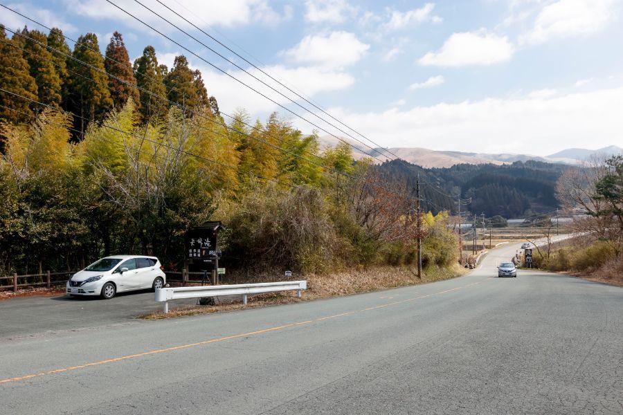 黒川温泉に通じ、ドライブ、ツーリング客も多い国道442号