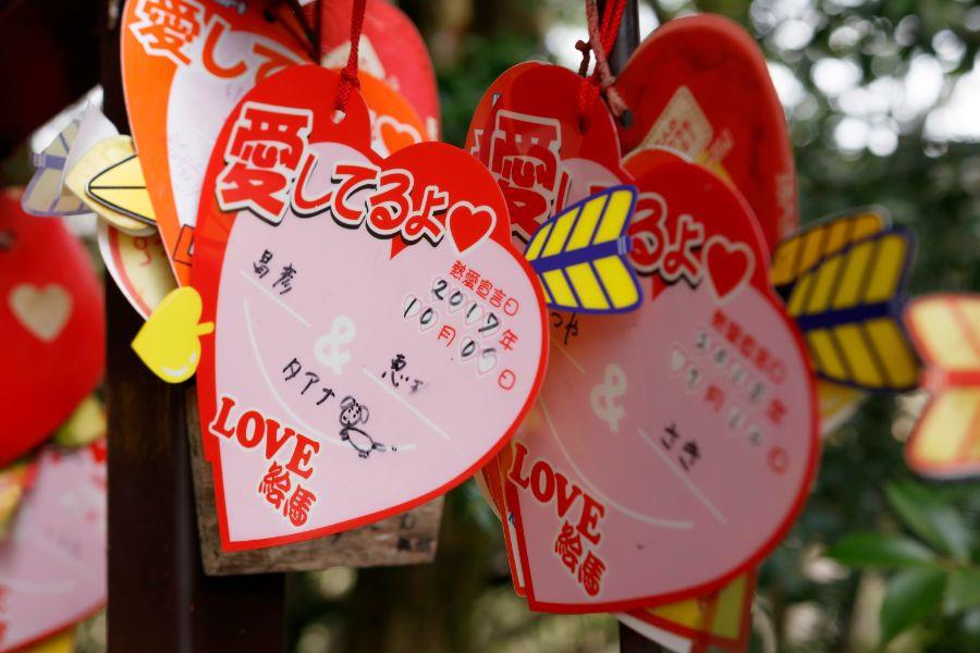 欄干に結ばれた無数の「LOVE絵馬」