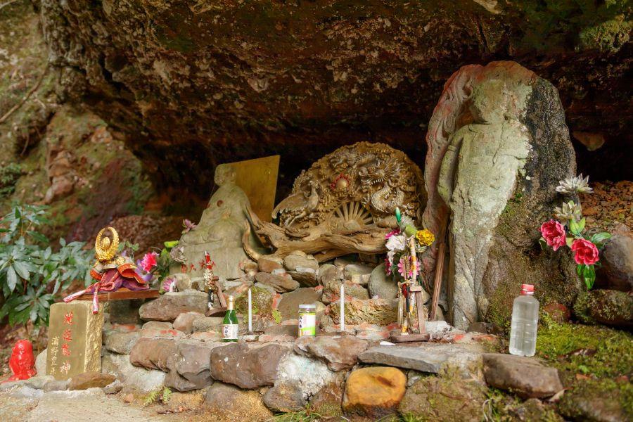 道中いたるところで仏像、摩崖仏を目にします