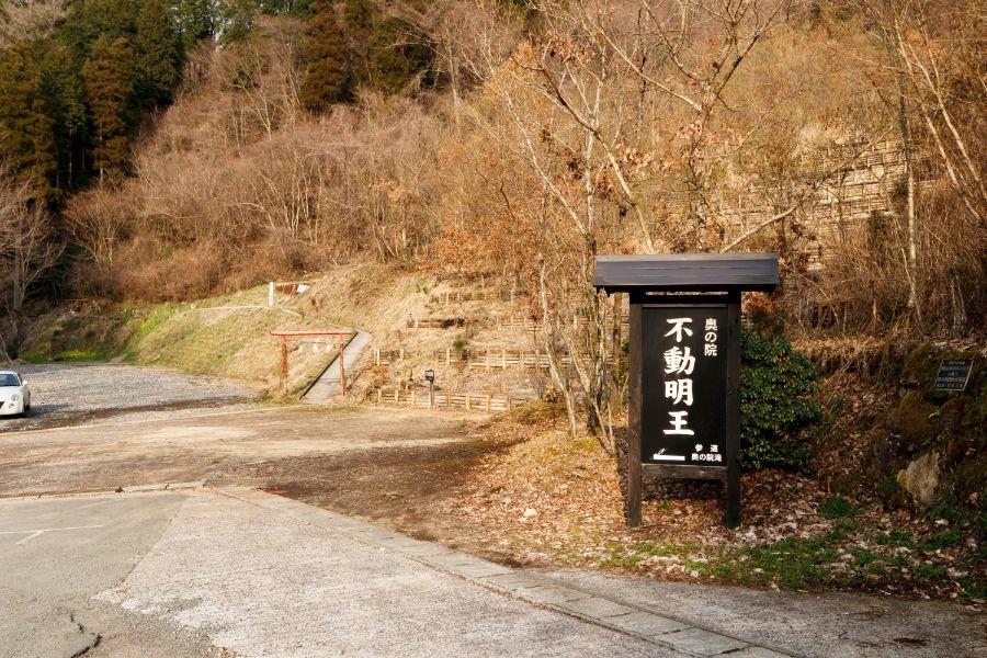 大きな案内看板が目印。駐車場は10数台は停められそう