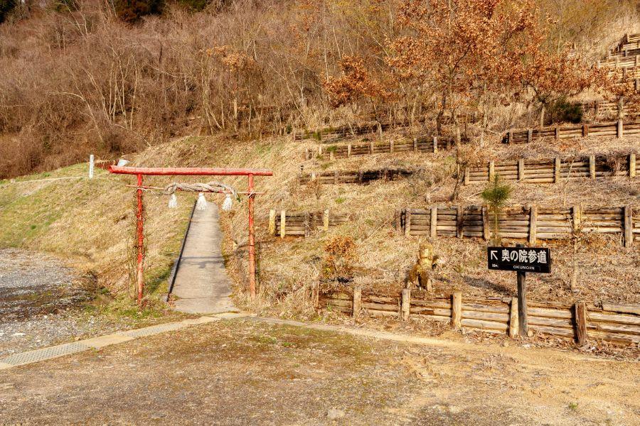 温泉街を離れて人の賑やかさはなくなり、あたりは田舎の素朴な雰囲気に