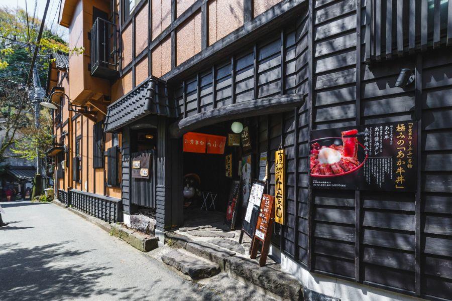みやげ屋や宿が立ち並ぶ「川端通り」沿い