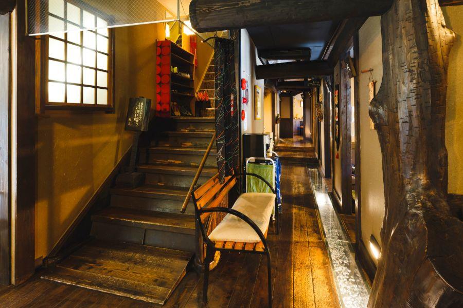 2階は客室フロア。施設内に5つの家族風呂（1室1時間2000円）を設けています