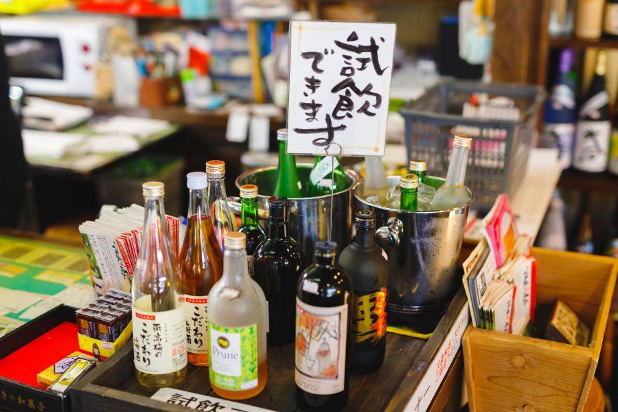 後藤酒店オリジナルの「風野葡萄酒」910円。赤白を用意
