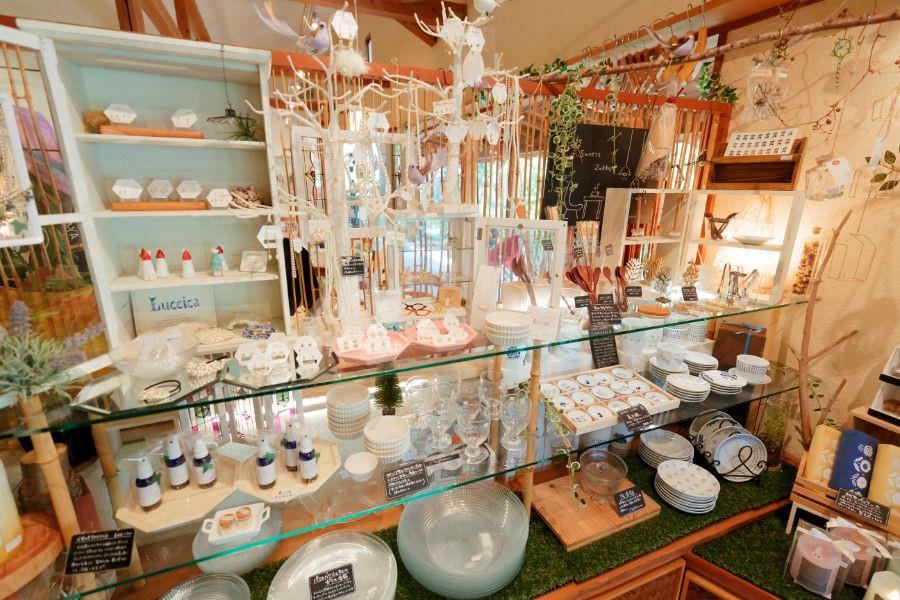 店内では女性に人気の雑貨、洋服も販売