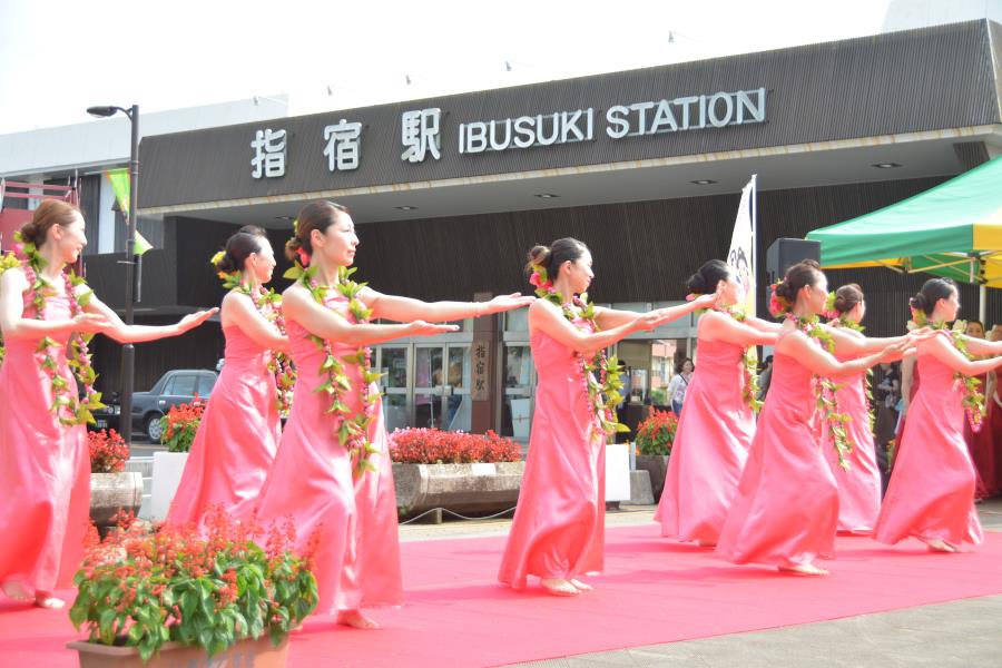 指宿駅前が南国ムードあふれる「街角フラ」 指宿駅前が南国ムードあふれる「街角フラ」