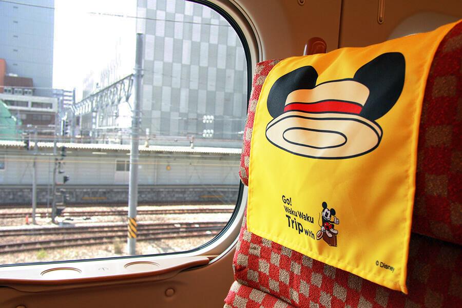 ▲ミッキーマウスのカンカン帽がデザインされた座席のヘッドカバー©Disney