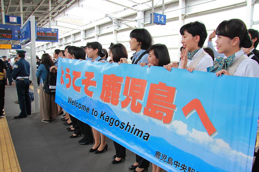 ▲鹿児島中央駅に到着。職員の方のお出迎えもありました©Disney