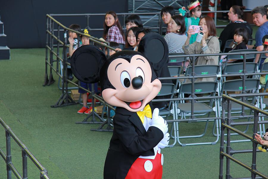 ▲サプライズゲストはミッキーマウス！ファンサービスもたっぷり♪©Disney