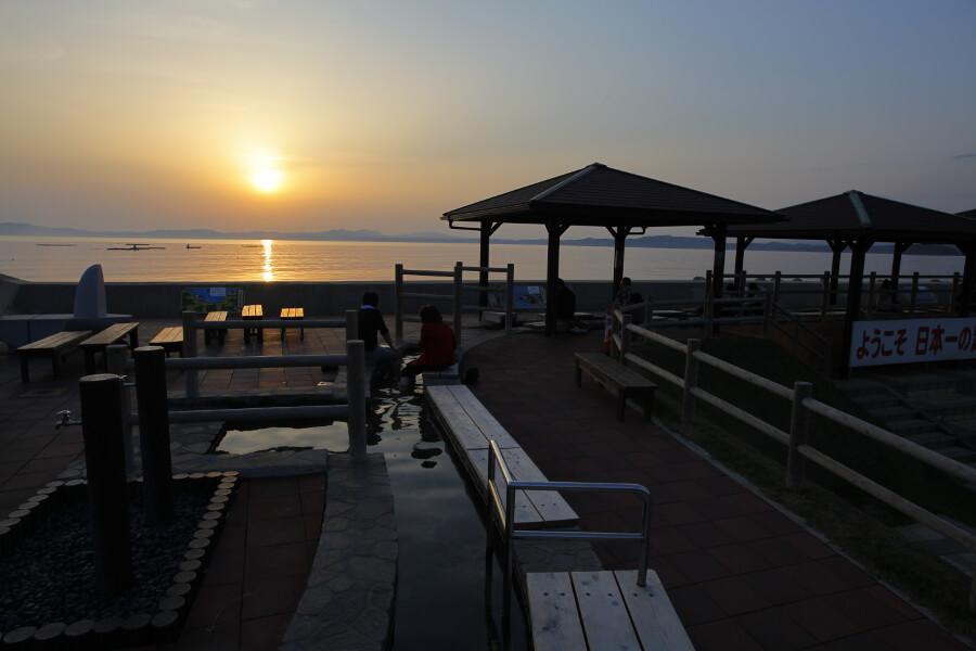 大海原に沈みゆく夕日は思わず溜息が出るほどの美しさ