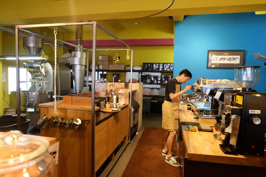 オーダーしたコーヒーがつくられる様子が、よく見えます