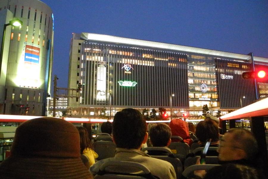 ▲夜の福岡を心地よい風と共にバス車内から覗いてみて
