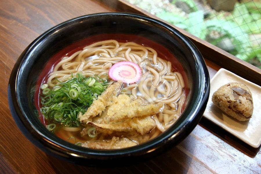 人気の名店のうどんも味わえます