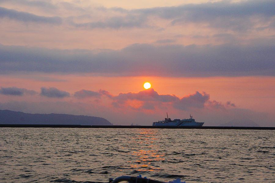 いよいよ黄昏時。空そして博多湾が淡いオレンジ色に染まり、目の前に美しいサンセットが登場。眺めていたら嫌なことも忘れてしまう、そんな光景です