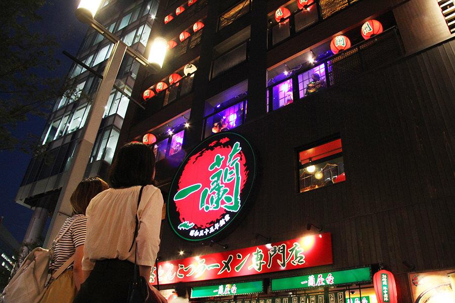 サンセットクルーズの帰り道、天然とんこつラーメンで有名な「一蘭 本社総本店」から素敵な和楽器の音色が。毎日20時～約15分間、色鮮やかな衣装を身にまといオリジナル楽曲を演奏しているそうです。ぜひこの時間を狙って演奏を楽しんでみては