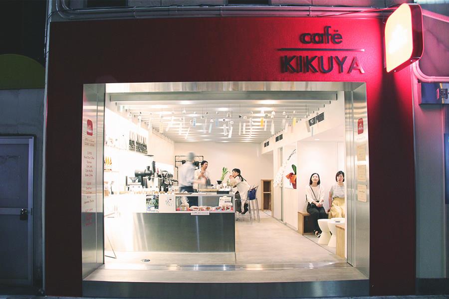 ホテルへ戻る前にぜひ立ち寄りたい、川端国体道路沿いにある赤と白を基調にした「cafe KIKUYA」。2019年5月にオープンしたばかりのモダンなカフェです