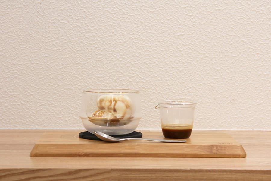店内ではハンドドリップのコーヒーや自家製ソフトドリンクなどが楽しめるほか、アルコールも多数揃っています。中でもエスプレッソコーヒーをかけて味わう「アフォガード」（700円／税込）は、濃厚なソフトクリームとの相性がよくほろ苦いエスプレッソが大人な味を引き立てます