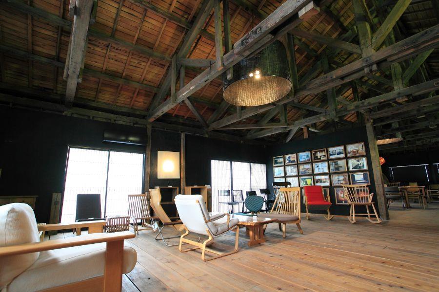 雲仙のヒノキを使用したモダンな自社製品が展示されています