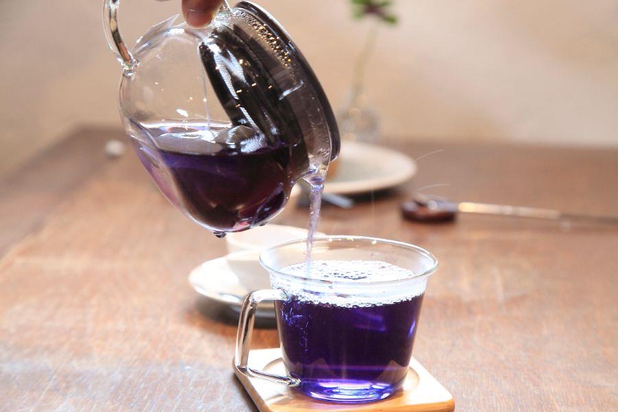 優しい風味を感じる青いお茶