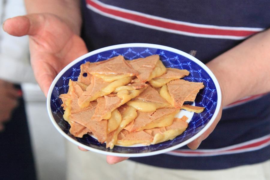 手焼きの過程で偶然できるモチモチ食感の「湯せんぺいのミミ」は、出合えたらラッキーな人気商品。午前中がねらい目です