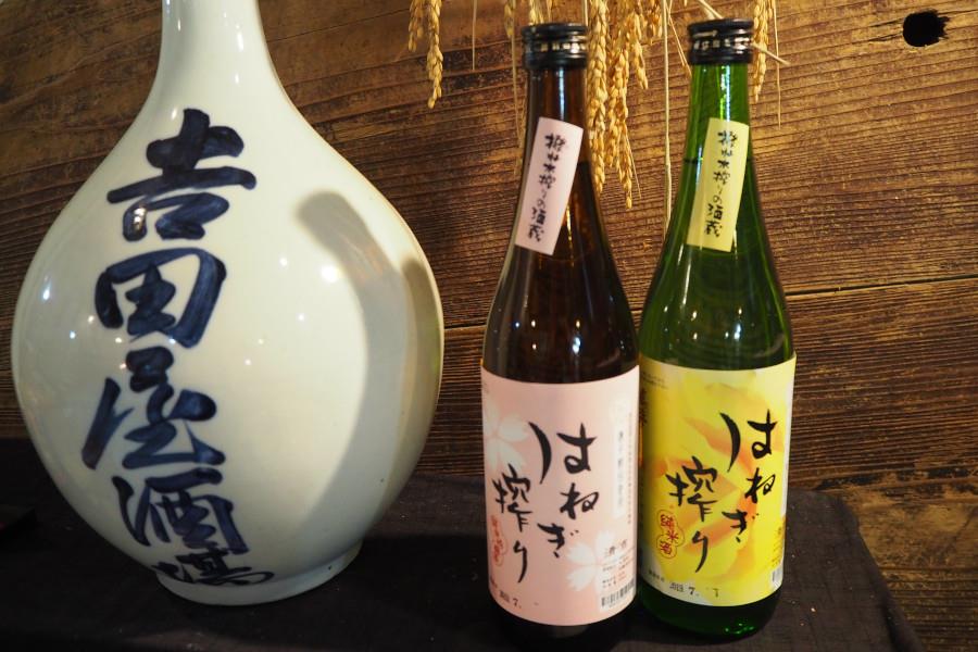 （左）なでしこの花酵母を使用した純米吟醸酒（右）つるバラの花酵母を使用した純米酒