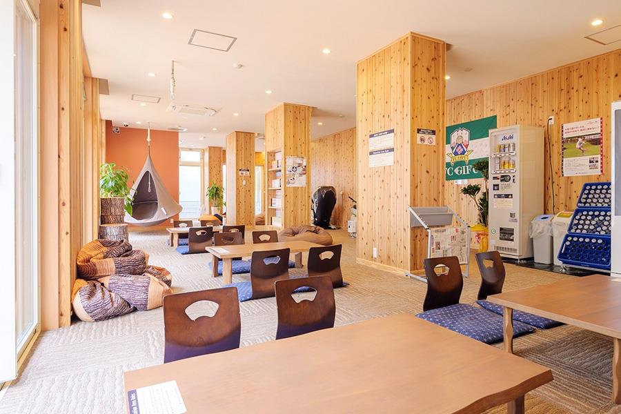 入浴後は広々とした綺麗な休憩室でゆっくり寛げます