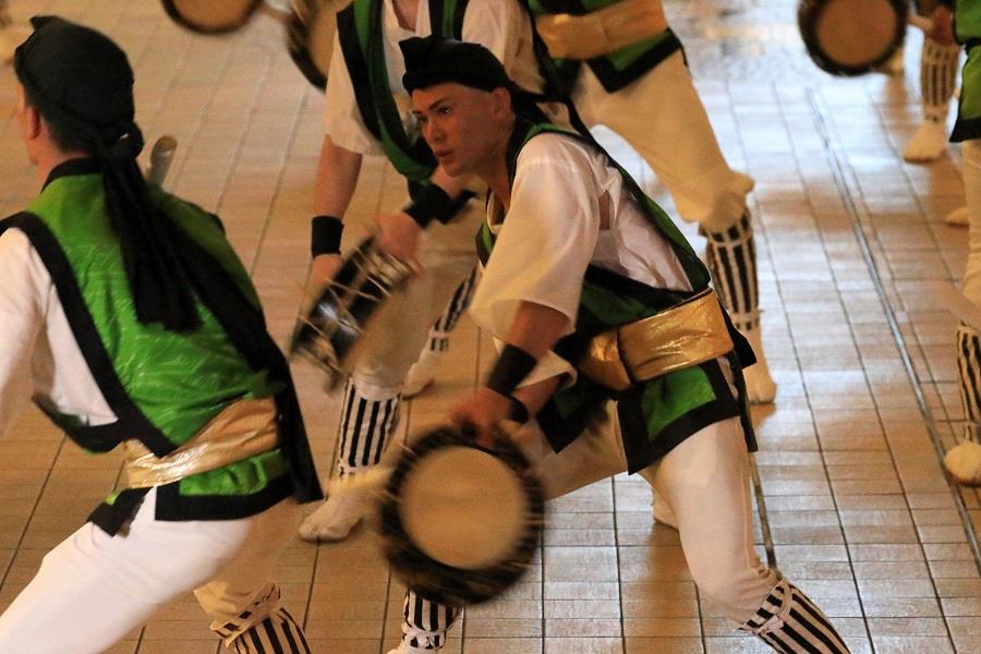 勇ましく踊る