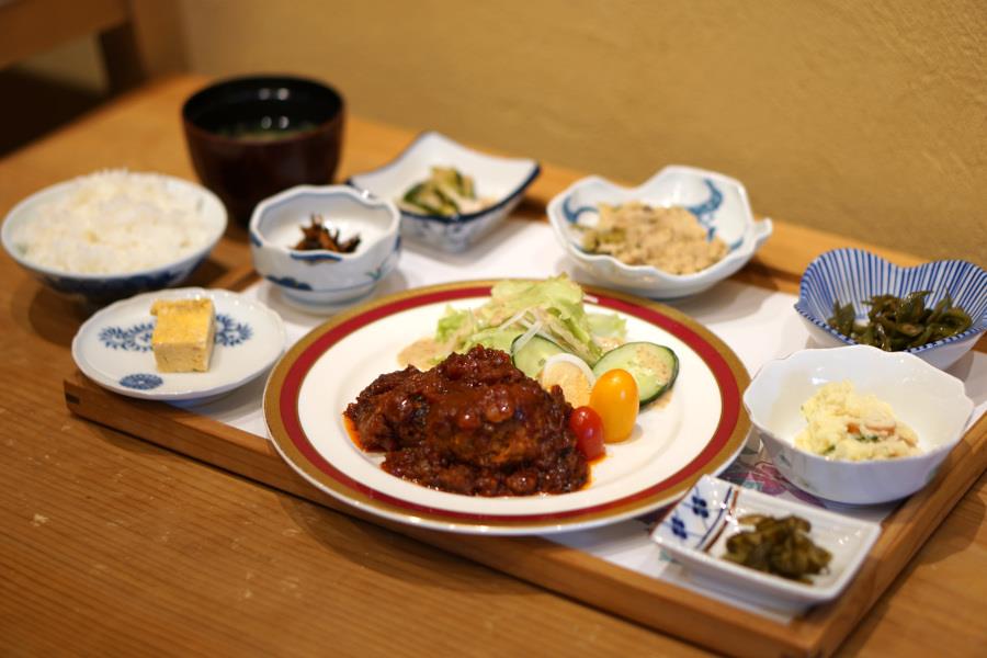 女将手作りの煮込みハンバーグランチ