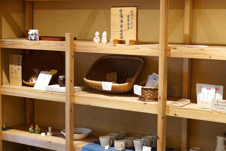 店内にならぶ地元の特産品