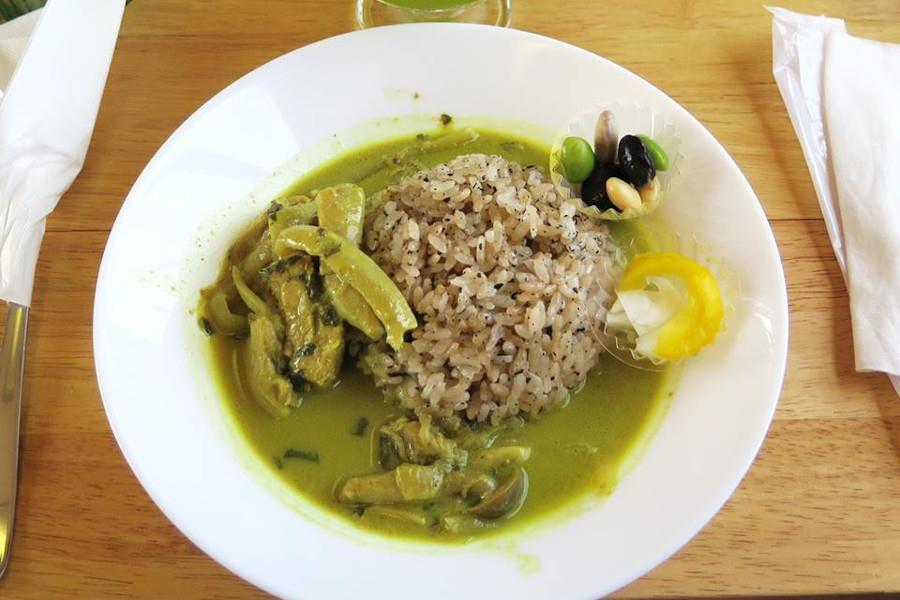 ▲10・11月に提供されるお茶の葉を使った「茶っ葉グリーンカレー」